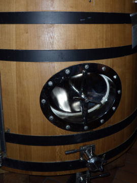 Una botte nella cantina della Cave du Vin de Morgex a La Ruine (45888 bytes)
